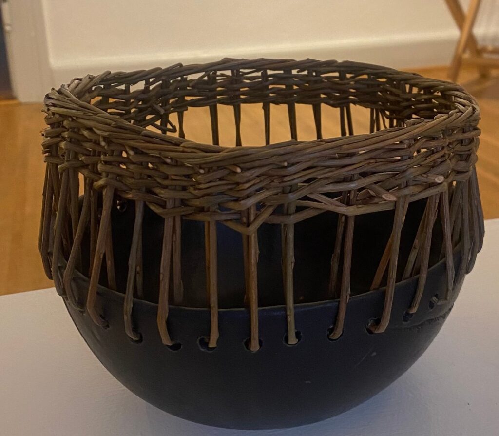 Jette Lone Jensen – Keramikkrukke med flet af pil