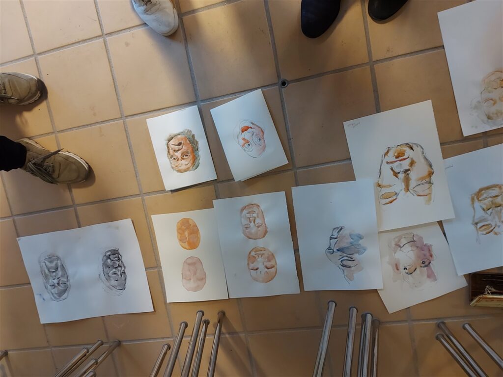 En formiddag i Tegnecafeen i Fyrgården