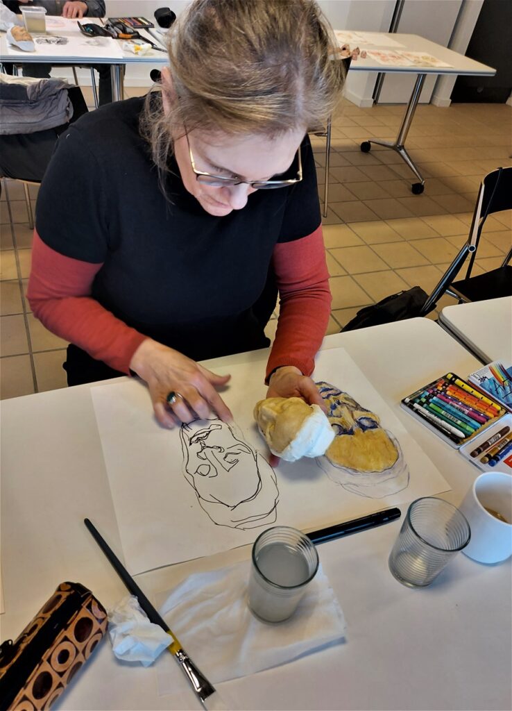 En formiddag i Tegnecafeen i Fyrgården