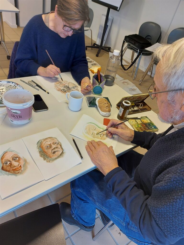 En formiddag i Tegnecafeen i Fyrgården