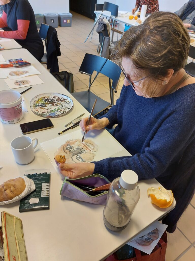 En formiddag i Tegnecafeen i Fyrgården