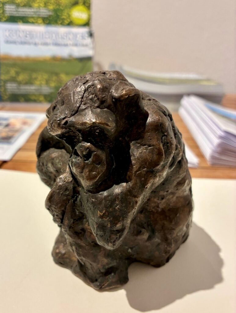 Chimpanse af billedhugger Elna Christiansen